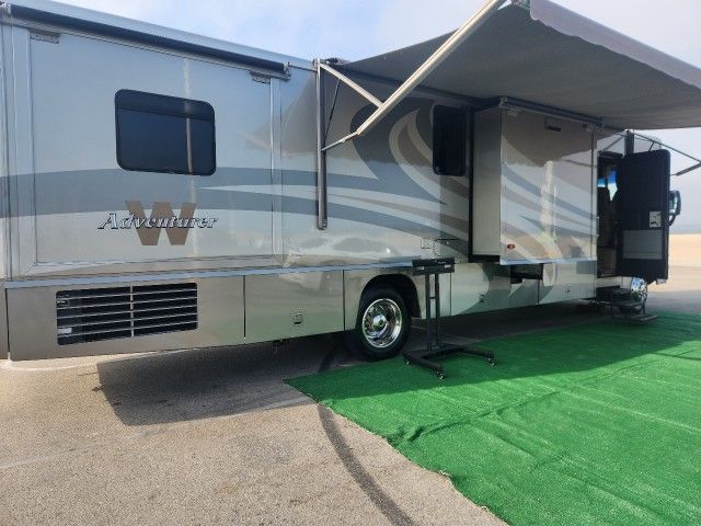 2005 Winnebago Adventure