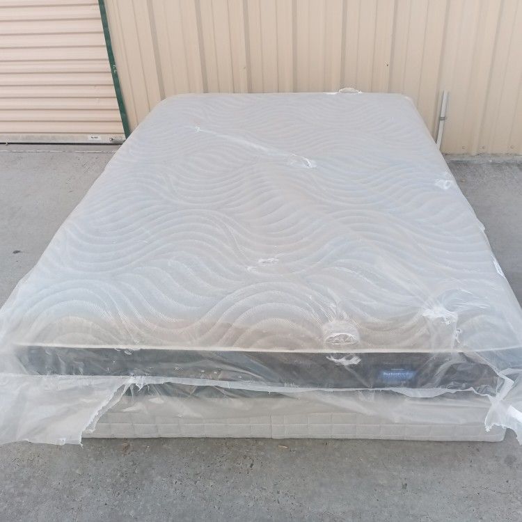 New Sealy Queen Hybrid Mattress And Box Spring