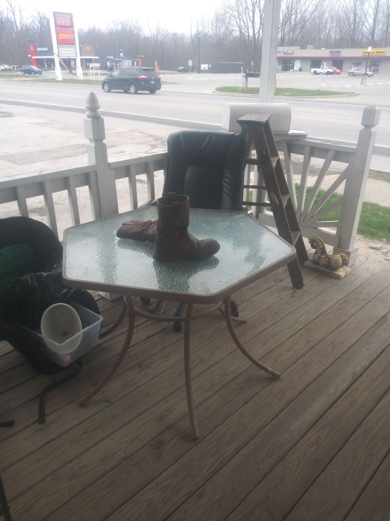 Outdoor table w/ chairs