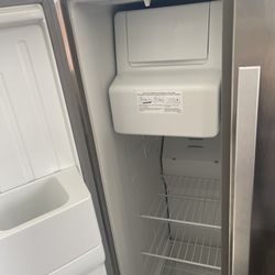 Gray Refrigetaitor Wirpool