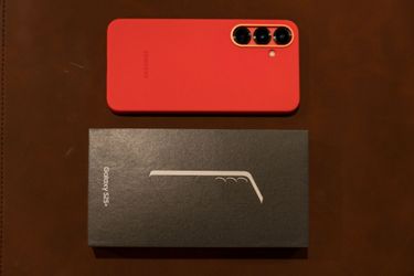 Samsung S25 Plus Red 512 GB variant