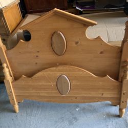 🌹TWIN SIZE  BED FRAME -SOLID  WOOD🌹