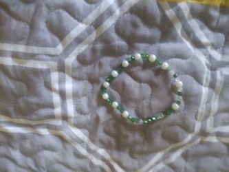 Pretty green peridot and white pearl bracelet