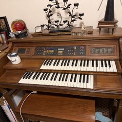 Lowrey Genius Delux Organ