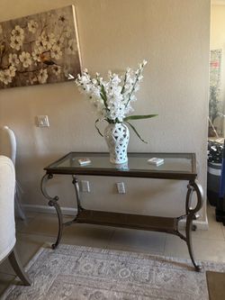 Entrance table