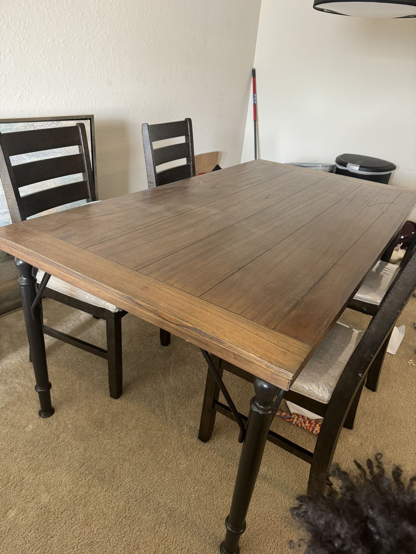 Dining Room Table & Chairs