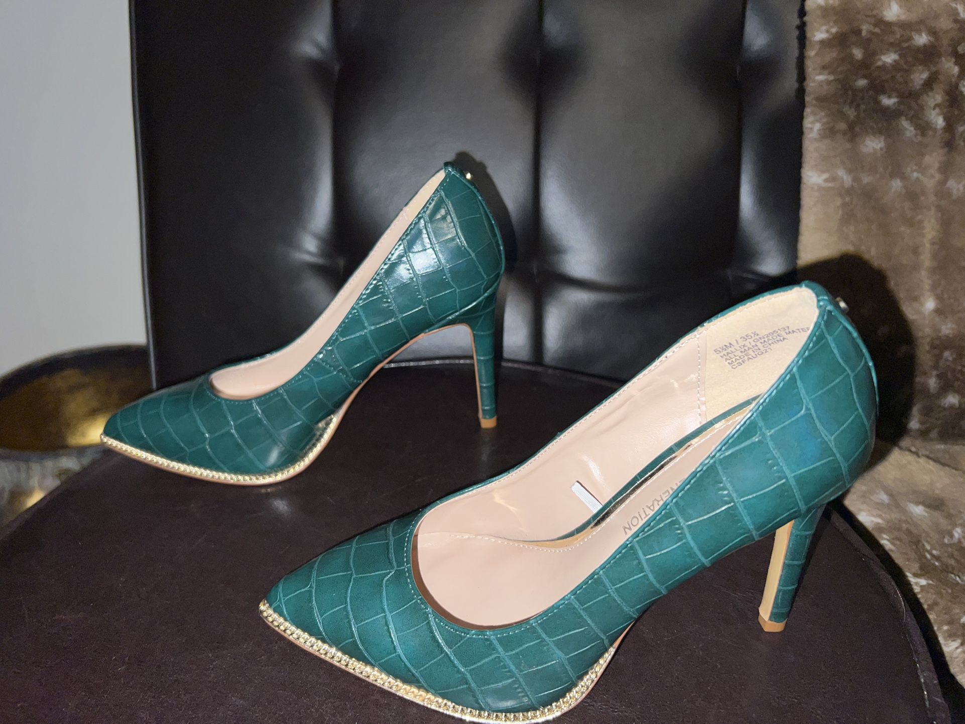 BCBGENERATION Hallix Gold Chain Stiletto Pumps Heels Women’s size 5.5 M