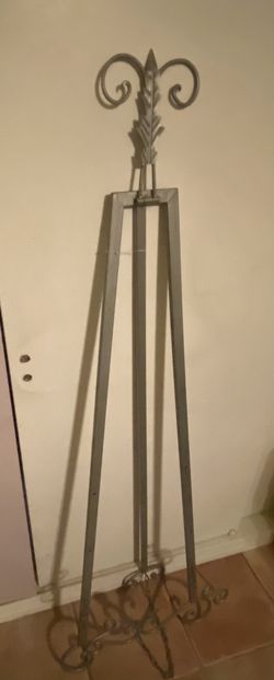 Gold metal easel