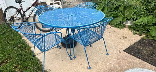 Outdoor table and chairs