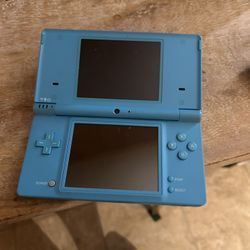 Nintendo DSi ( Comes With Pokémon Diamond)
