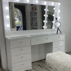 Vendo este vanity nuevo excelente calidad cajones con riel 10 cajones focos incluye envío hoy mismo  $769 