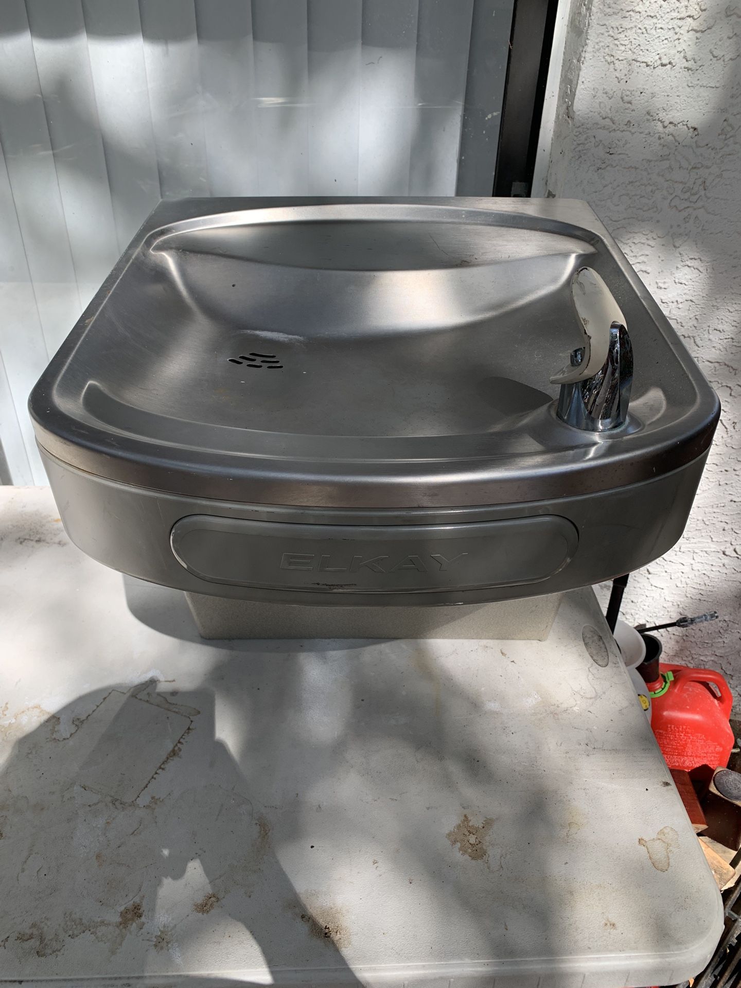 ELKAY WATER FOUNTAIN