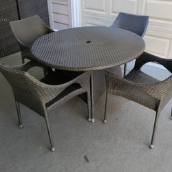 Outdoor patio wicker table and 4 chairs 