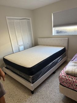 Vendo camas  Queen y full  con el colchón incluído