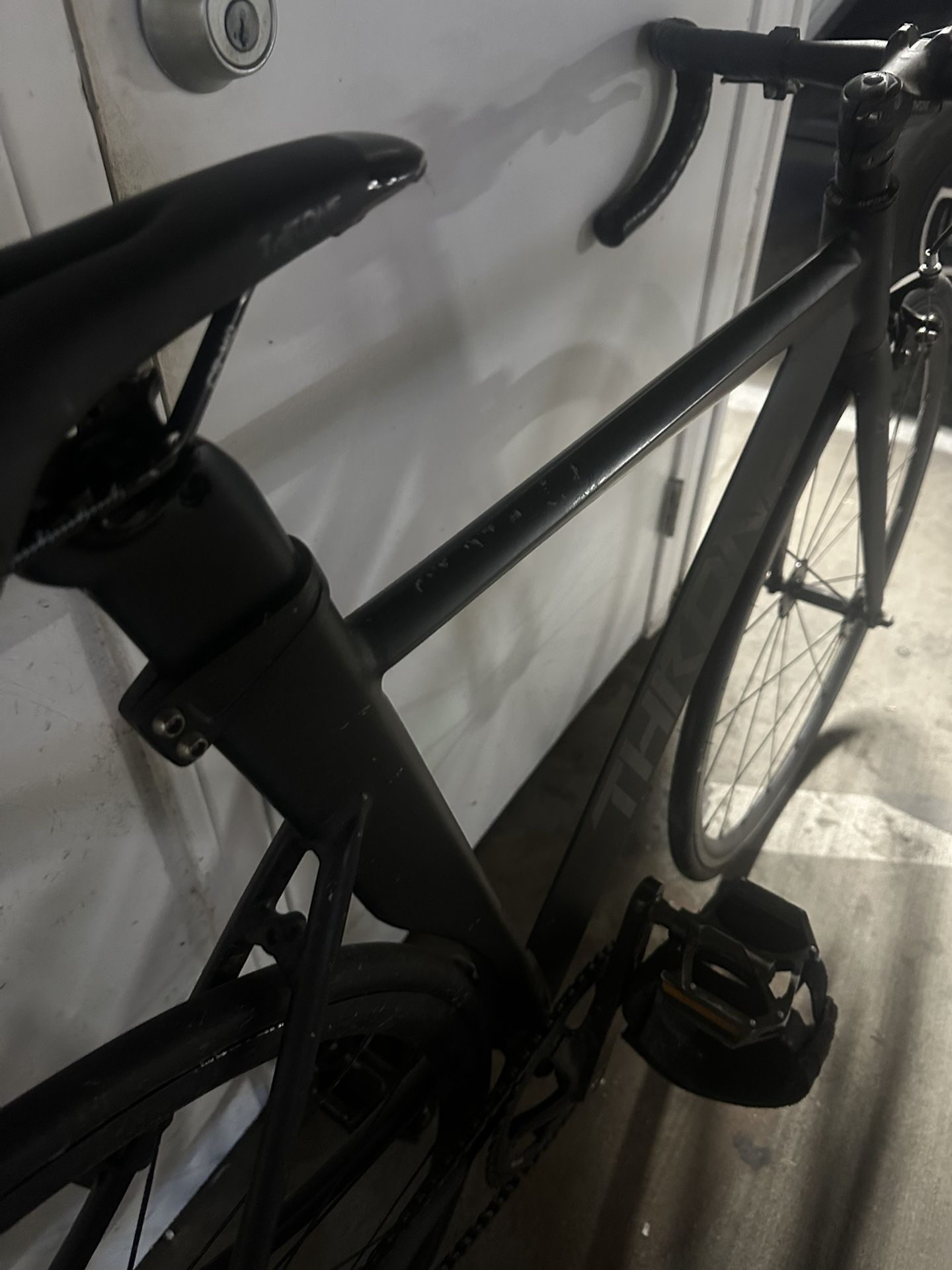 FIXIE (THRONE) 57” + bike lock + headlights