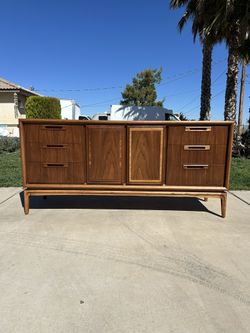 Mid- Century Modern United Furniture Dresser