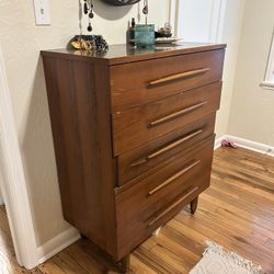 Mid-Century Modern 5-Drawer Dresser – Timeless Warm Wood Finish