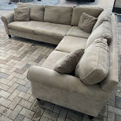 Sectional sofa in perfect condition. I can deliver for an additional cost. There is no damage or stains.