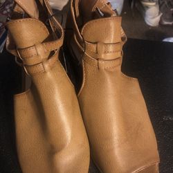 RUE 21 Etc! Tan Ladies Shoes. Size L(8/9) M