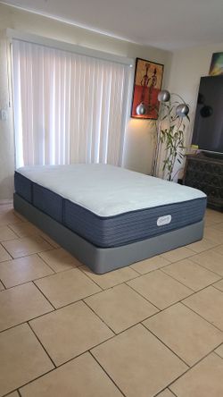 VERY NICE QUEEN SIZE BEAUTYREST PLATINUM MATTRESS AND BOXSPRING FOR SALE! IN GREAT CONDITION, FREE DELIVERY
