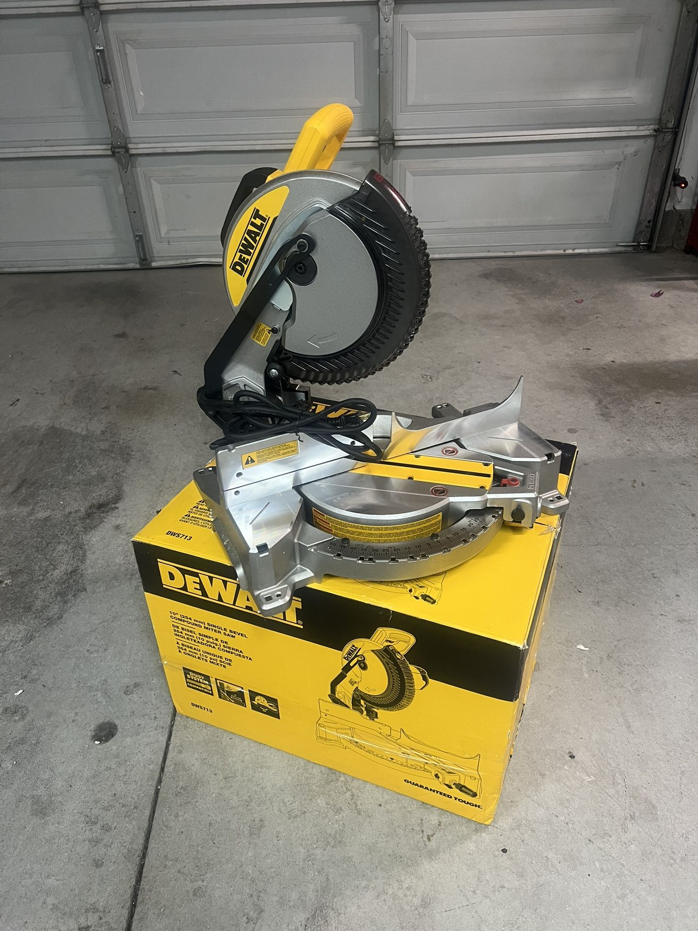 DEWALT 15 Amp Corded 10 in. Compound Single Bevel Miter Saw
