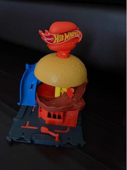Hot Wheels City Burger Drive-thru Toy - like new!