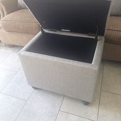 Ottoman Storage box w/wheels