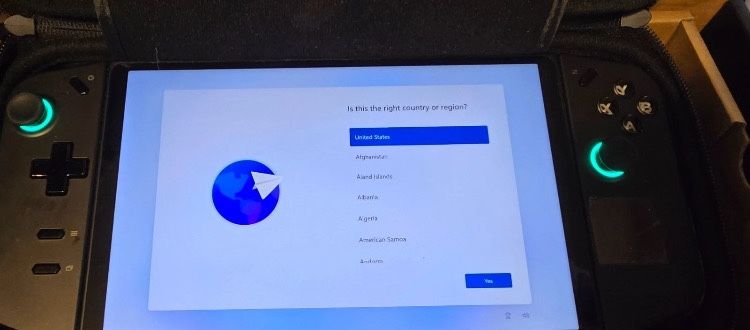 Lenovo Legion Go 8.8 in (512GB SSD, AMD Ryzen Z1 Extreme FLAWLESS - BUNDLE!!!!!!