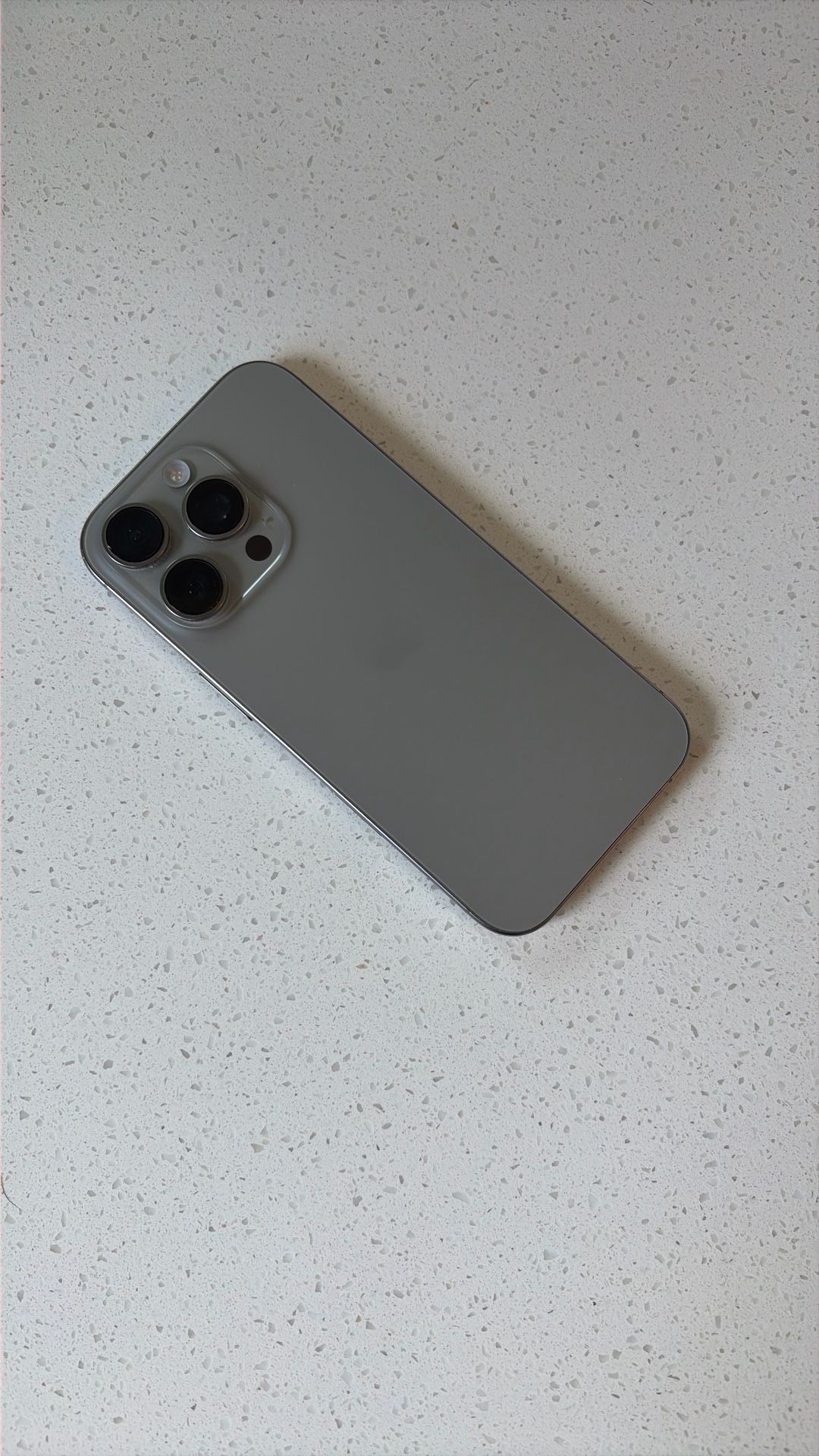 Apple iPhone 16 Pro (Natural Titanium)