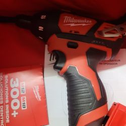 New MILWAUKEE M12 DRILL/DRIVER BATTERY AND CHARGER 