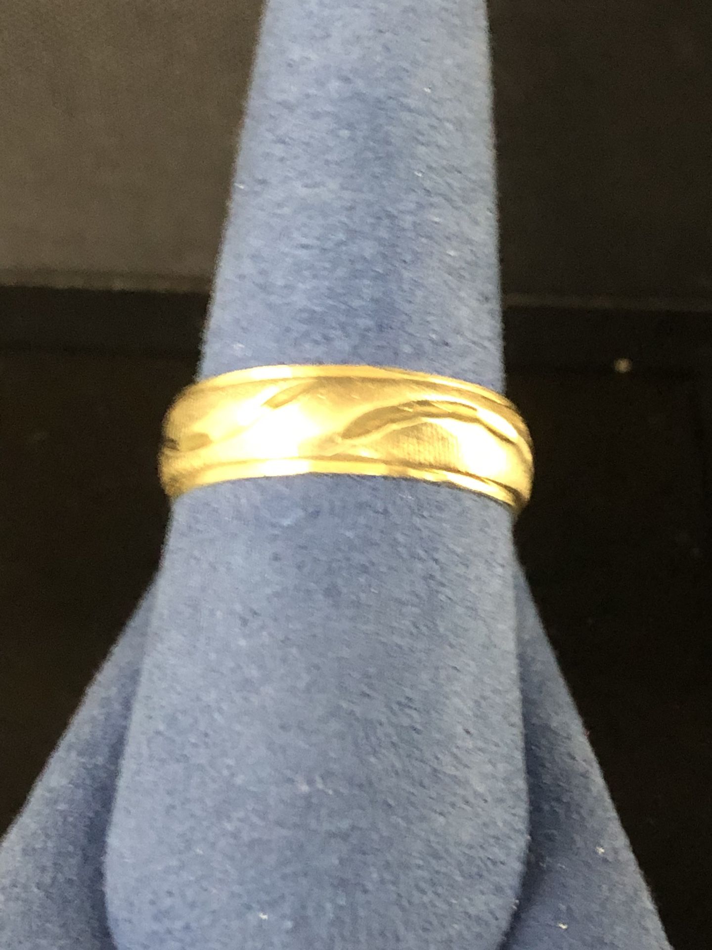 18k Wedding band 2.4 Grams Size 9