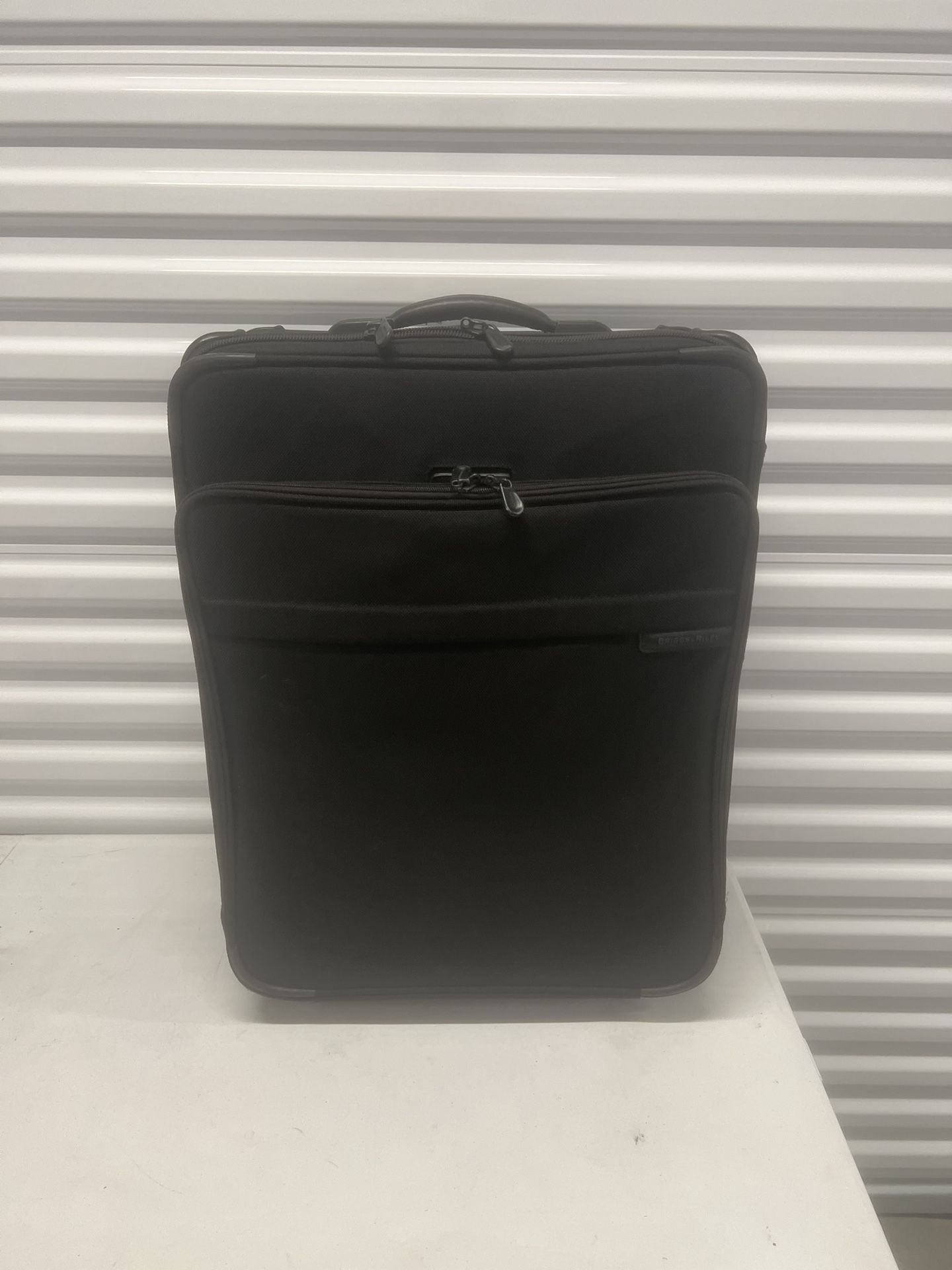 BRIGGS & RILEY 24" U524LX-4 Baseline EXPANDABLE Rolling 2-wheels Black. Pre owned in good condition with some cosmetic blemishes. These blemishes are