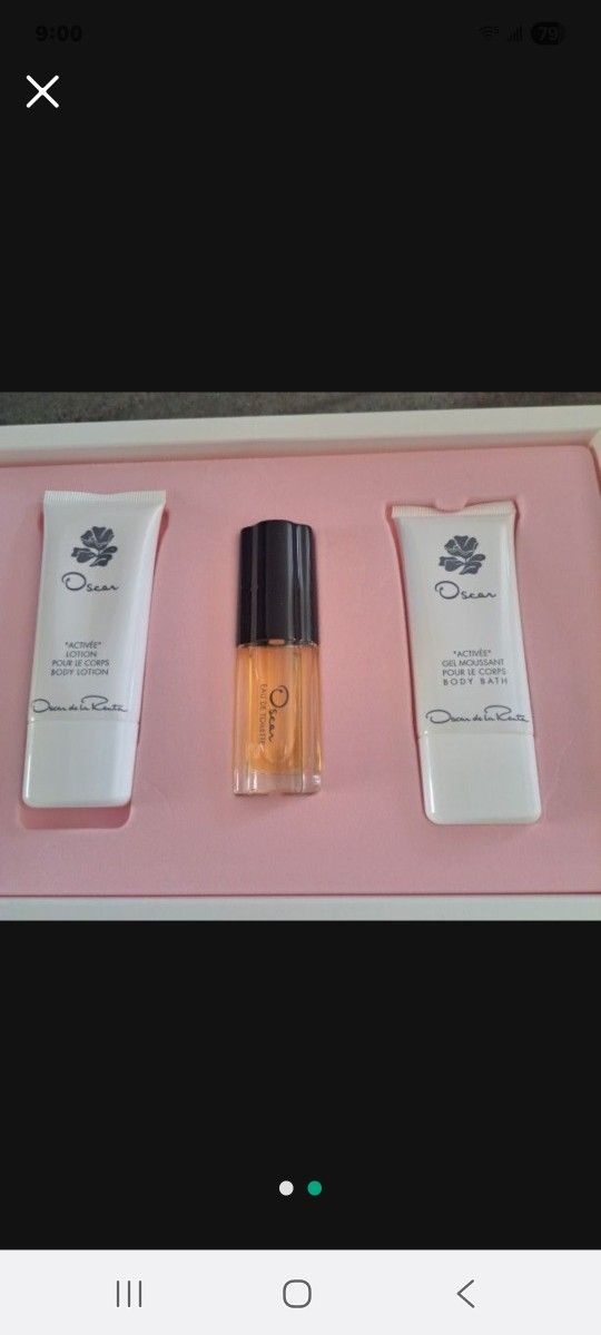 Oscar De La Renta Gift Set EDT Spray .25 fl oz, 1 oz Body Lotion & 1 oz Body Bath