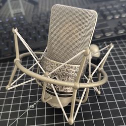 Mic Neumann Berlin TLM 103 condenser