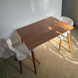 Sillas y mesa para niños / Chairs and table for a child