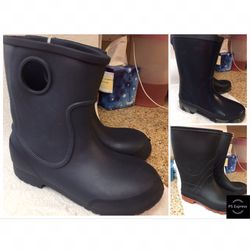 Boys size 4 rain boots