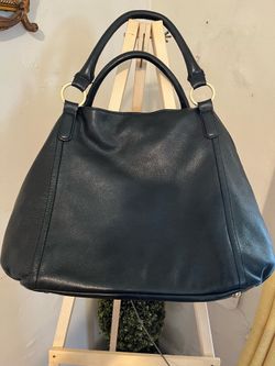 (GILI) brand purse in black.