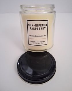 Raspberry scented candle (Bath and body works)