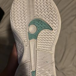 BASKETBALL SHOES