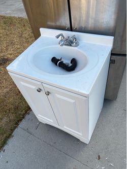 Little bathroom vanity with old faucet