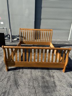 Cal king wood spindle bed