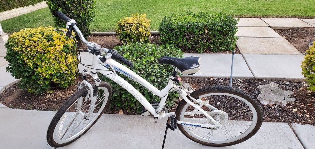 Schwinn Midtown 21 Speed Hybrid Bike Medium/Large Frame