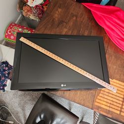 LG 32 Inch TV and Wall Mount