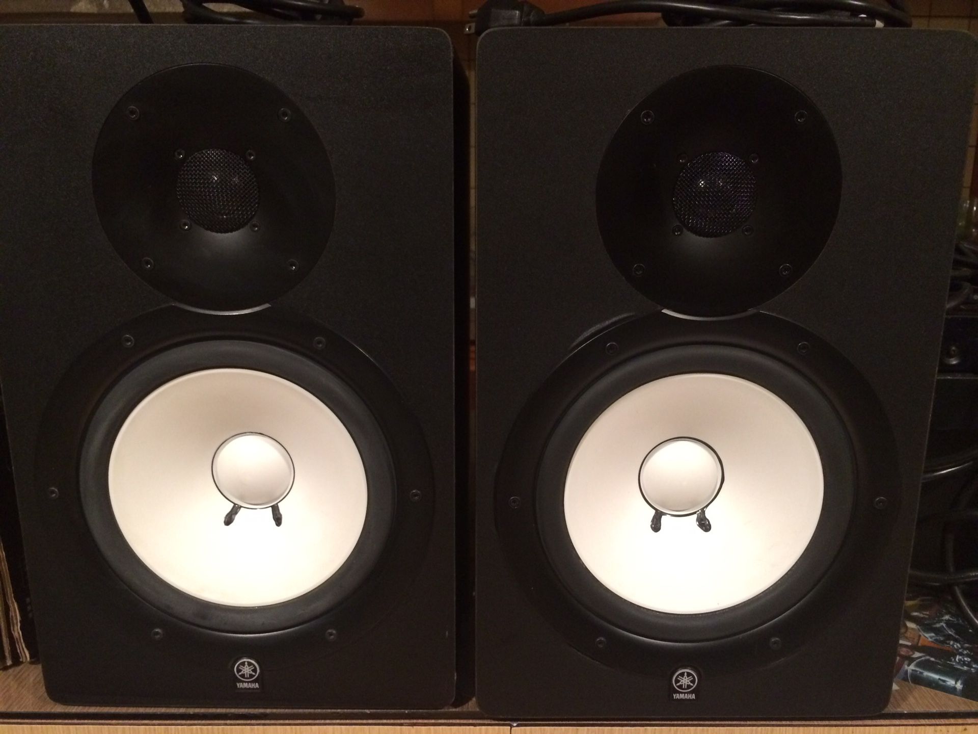 2 USED YAMAHA HS80M STUDIO MONITOR SPEAKERS IN GREAT CONDITION