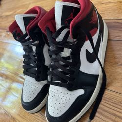 Jordan 1 Mid 