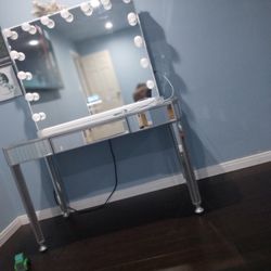 Vanity And Mirror 650$