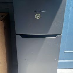 Mini Fridge With Freezer 