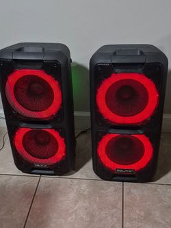 Bluetooth speakers pair synchronized together