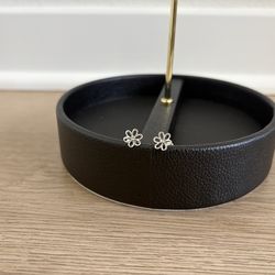 $6 for Silver Daisy Flower Stud Earrings