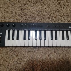 Midiplus AKM322 Piano Synthesizer 